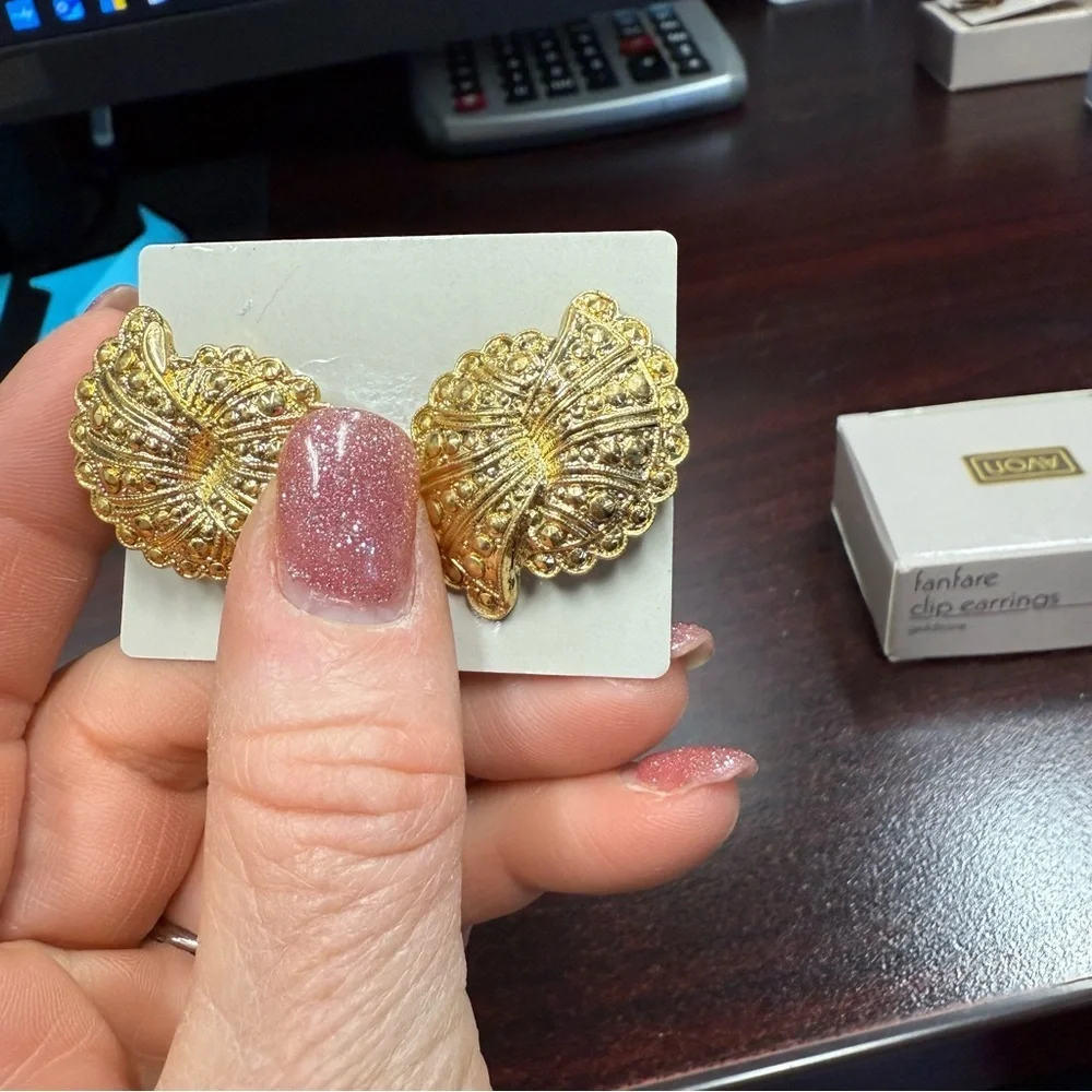 Avon “Fanfare” Vintage Goldtone Clip-On Earrings. NIB 1988